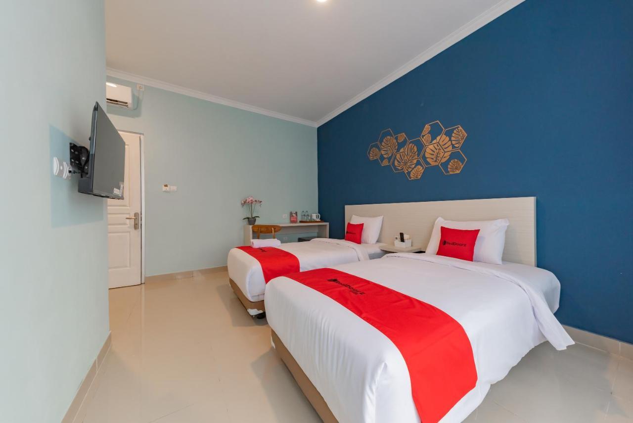 בנדונג Reddoorz Plus Near Surapati Core מראה חיצוני תמונה